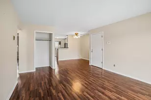 160 S Waters Edge Dr, Glendale Heights, IL 60139 - Photo 4