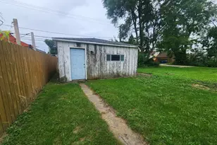 303 W 153rd Pl, Calumet City, IL 60409 - Photo 4