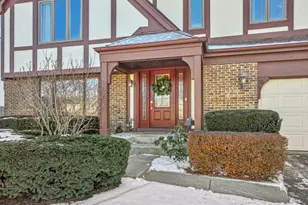 1213 Silver Pine Dr, Hoffman Estates, IL 60010 - Photo 2