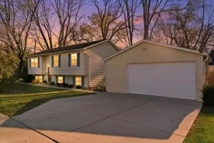 121 E Clarendon Dr, Round Lake Beach, IL 60073 - Photo 2
