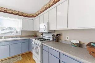 121 E Clarendon Dr, Round Lake Beach, IL 60073 - Photo 8