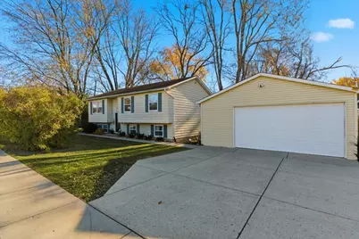 121 E Clarendon Drive, Round Lake Beach, IL 60073 - Photo 4