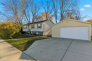 121 E Clarendon Dr, Round Lake Beach, IL 60073 - Photo 4