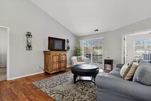 382 Crystal Ridge Dr, Crystal Lake, IL 60012 - Photo 4