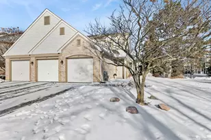 382 Crystal Ridge Dr, Crystal Lake, IL 60012 - Photo 2