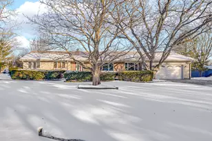 2226 Shannondale Rd, Green Oaks, IL 60048 - Photo 2