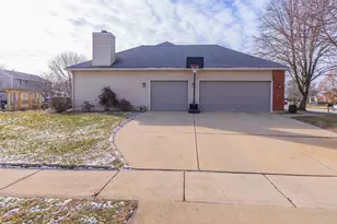 2813 Stonehurst Dr, Bloomington, IL 61704 - Photo 56