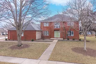 2813 Stonehurst Dr, Bloomington, IL 61704 - Photo 2