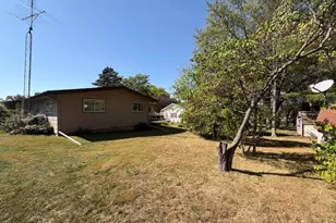 657 N Greenfield Dr, Freeport, IL 61032 - Photo 2