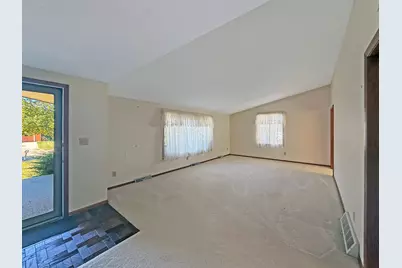 657 N Greenfield Drive, Freeport, IL 61032 - Photo 4