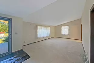 657 N Greenfield Dr, Freeport, IL 61032 - Photo 4