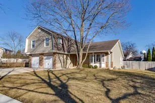 4075 N Parkside Dr, Hoffman Estates, IL 60192 - Photo 2