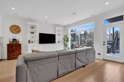 1533 W Barry Avenue #2, Chicago, IL 60657 - Photo 8