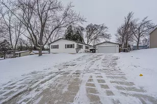 605 Tanglewood Dr, Streamwood, IL 60107 - Photo 4