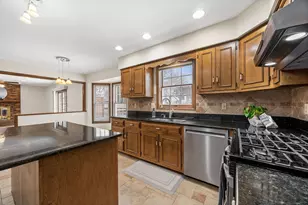 1810 Huntington Rd, Saint Charles, IL 60174 - Photo 10