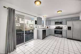 7 Dogwood Ct, Lake in the Hills, IL 60156 - Photo 4