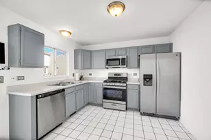 7 Dogwood Ct, Lake in the Hills, IL 60156 - Photo 2