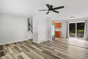 910 Dawn Ct, Dekalb, IL 60115 - Photo 2