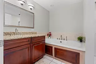 9 Edgewood Rd, Vernon Hills, IL 60061 - Photo 32