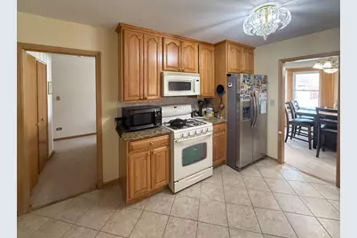 8027 W Churchill Avenue, Niles, IL 60714 - Photo 6