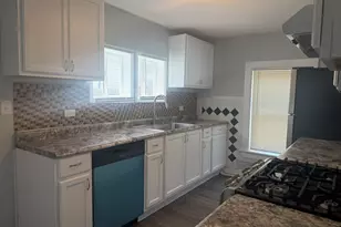 557 W Water St, Waukegan, IL 60085 - Photo 8