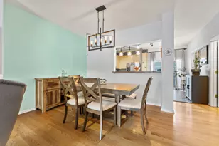 974 Mayfair Ct, Elk Grove Village, IL 60007 - Photo 8