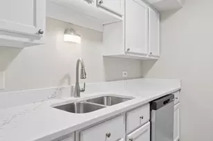 6185 Pinewood Ct, Willowbrook, IL 60527 - Photo 16