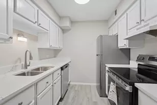 6185 Pinewood Ct, Willowbrook, IL 60527 - Photo 2