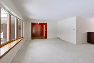 2011 E Robinhood Ln, Arlington Heights, IL 60004 - Photo 8