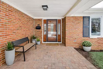 2011 E Robinhood Lane, Arlington Heights, IL 60004 - Photo 2