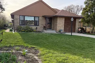 7050 N Keating Ave, Lincolnwood, IL 60712 - Photo 1