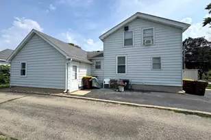 726 S Jefferson St, Woodstock, IL 60098 - Photo 2