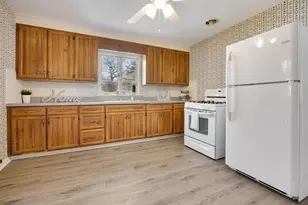 851 N Grove Ave, Elgin, IL 60120 - Photo 10