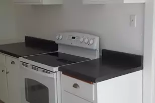 609 W Cottonwood St, Freeport, IL 61032 - Photo 2