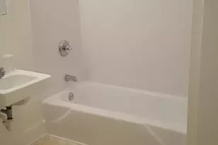 609 W Cottonwood St, Freeport, IL 61032 - Photo 8