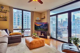 435 W Erie St, Chicago, IL 60654 - Photo 2