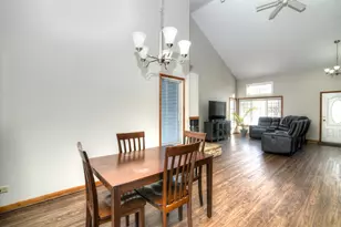 107 S River Rd, McHenry, IL 60051 - Photo 10