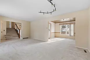 1021 Abbey Dr, Crystal Lake, IL 60014 - Photo 4