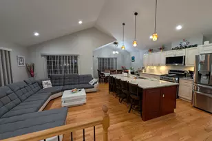 909 Mayfair Ct, Elk Grove Village, IL 60007 - Photo 4