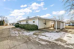 1227 Peacock Ln, Bradley, IL 60915 - Photo 2