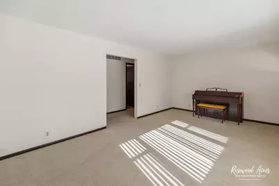 160 E Pendexter Avenue, Watseka, IL 60970 - Photo 6