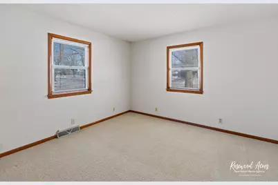 160 E Pendexter Avenue, Watseka, IL 60970 - Photo 12
