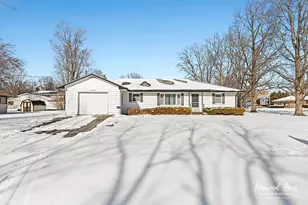 160 E Pendexter Ave, Watseka, IL 60970 - Photo 2