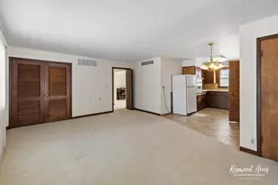 160 E Pendexter Ave, Watseka, IL 60970 - Photo 22