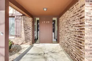 1720 Lakecliffe Dr, Wheaton, IL 60189 - Photo 2