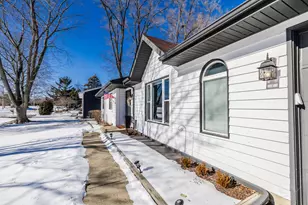 610 W Wegner Rd, McHenry, IL 60051 - Photo 2