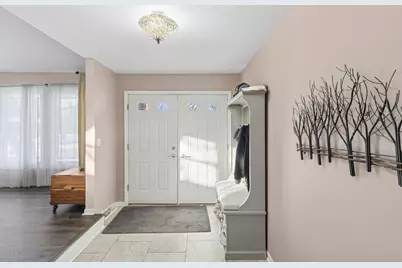 2207 E Michael Manor Lane, Arlington Heights, IL 60004 - Photo 2