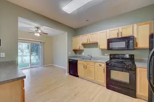 880 Countryfield Ln, Elgin, IL 60120 - Photo 8