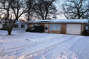256 W Fleming St, Watseka, IL 60970 - Photo 2