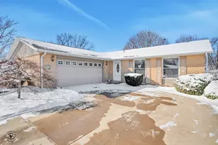 817 Stonewall Dr, Bourbonnais, IL 60914 - Photo 2